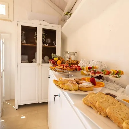 Santa Marina In Corte Cataldi Bed & Breakfast